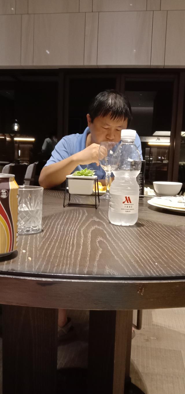 疫情下学校不让离开深圳。错峰开学前，大鹏半岛的万豪里全是娃的老师和同学们。 640x1363